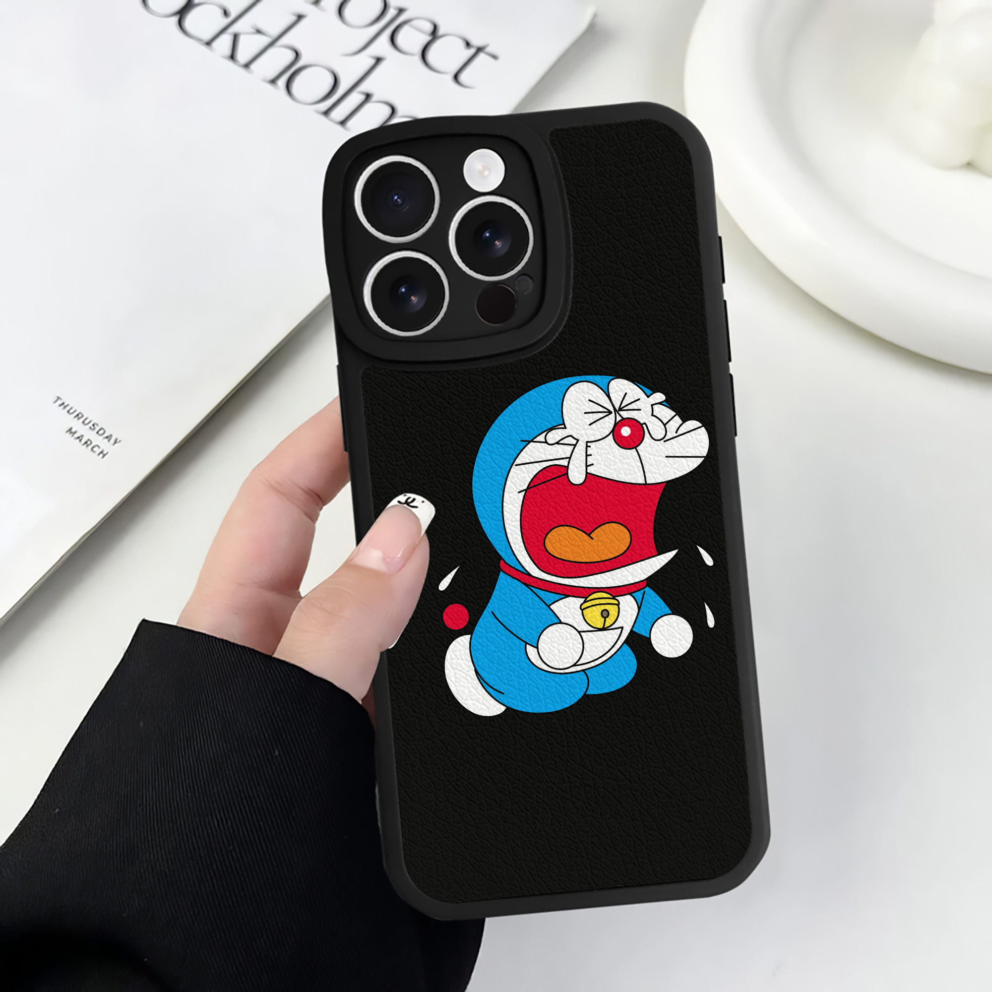 （画像用） ドラえもん Doraemon 【iPhone 16シリーズ対応】シリコンスマホケース（レザー調） 材質：シリコン